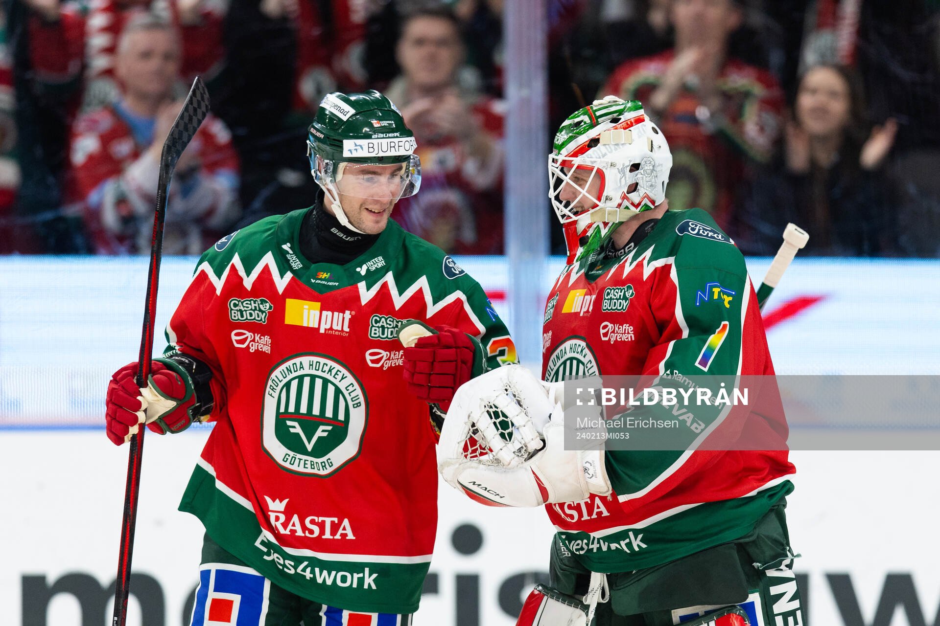 Frölundas Mikael Ruohomaa jublar ihop med målvakt Lars