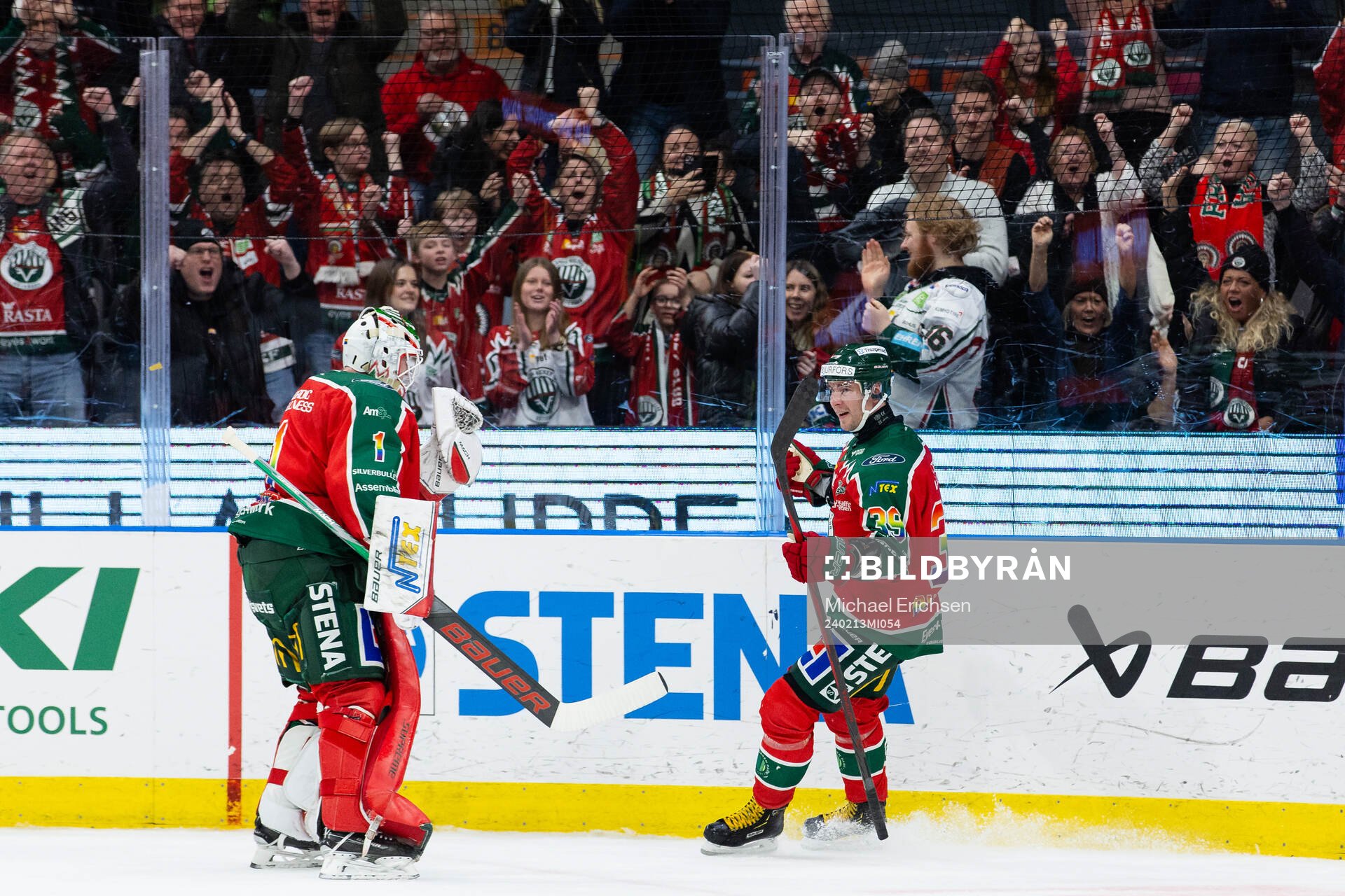 Frölundas Mikael Ruohomaa jublar ihop med målvakt Lars