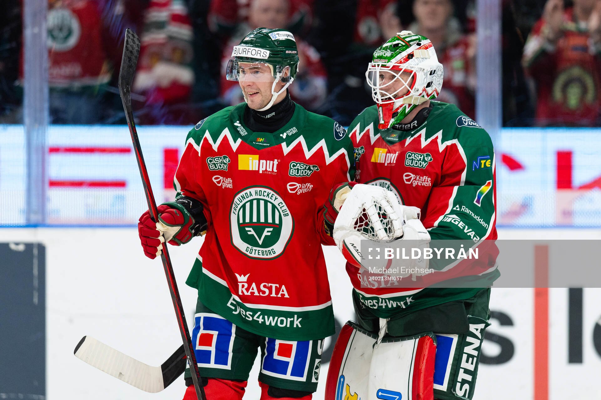 Frölundas Mikael Ruohomaa jublar ihop med målvakt Lars