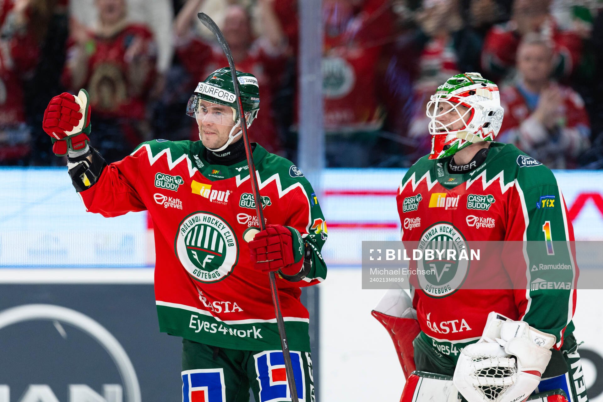 Frölundas Mikael Ruohomaa jublar ihop med målvakt Lars