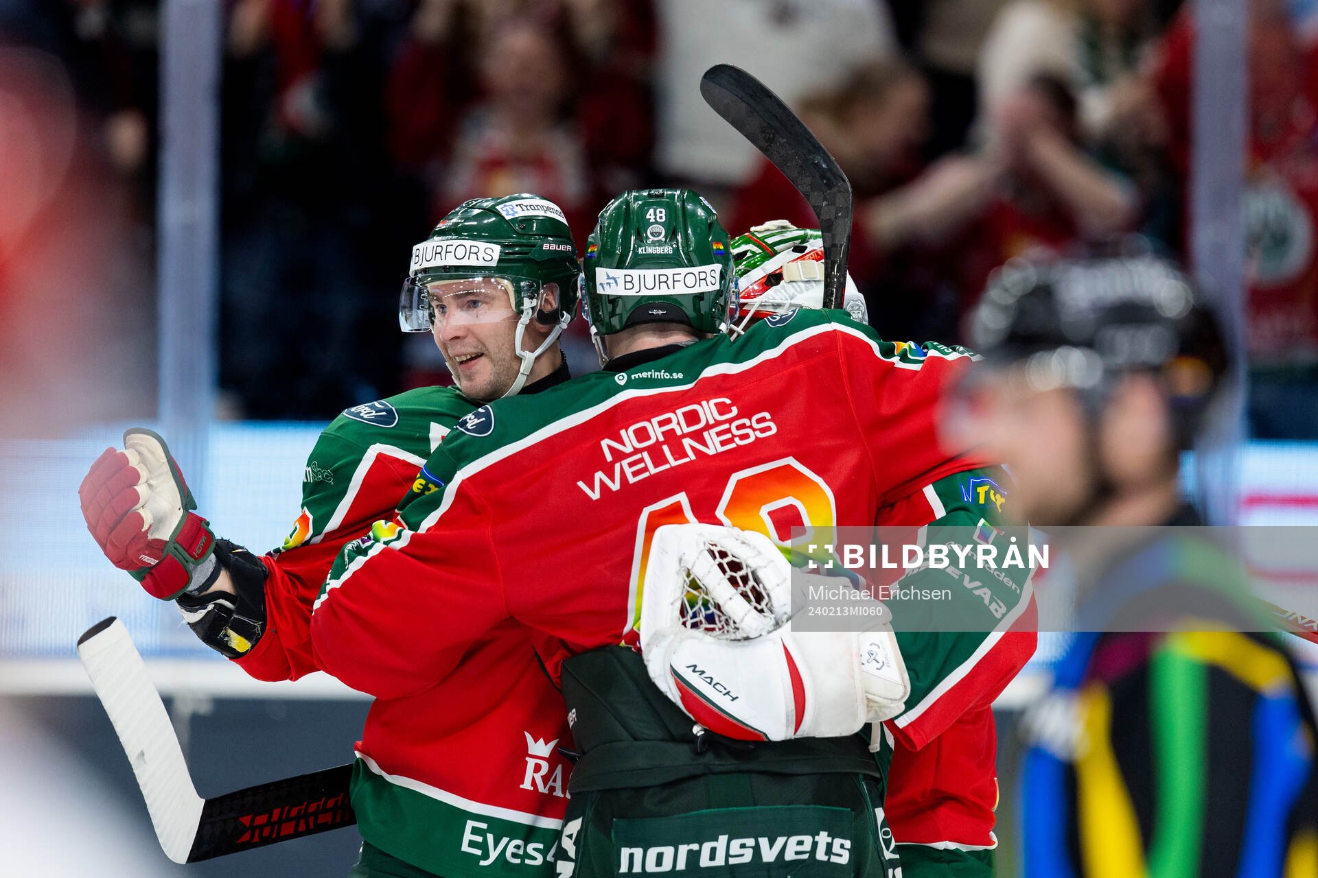 Frölundas Mikael Ruohomaa jublar ihop med målvakt Lars