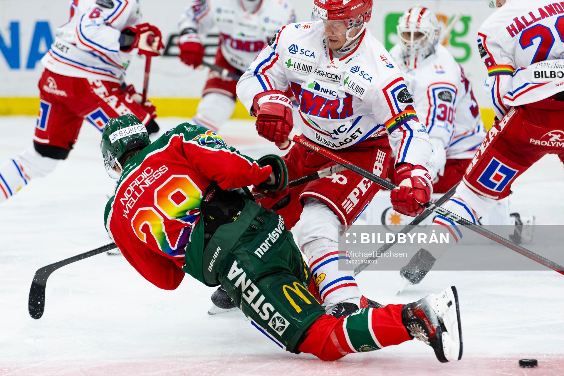 Timrås Erik Andersson tacklar Frölundas Noah Dower Nilsson