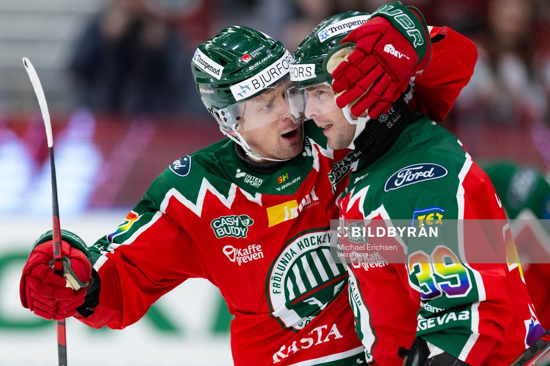 Frölundas Nicklas Lasu jublar ihop med Mikael Ruohomaa