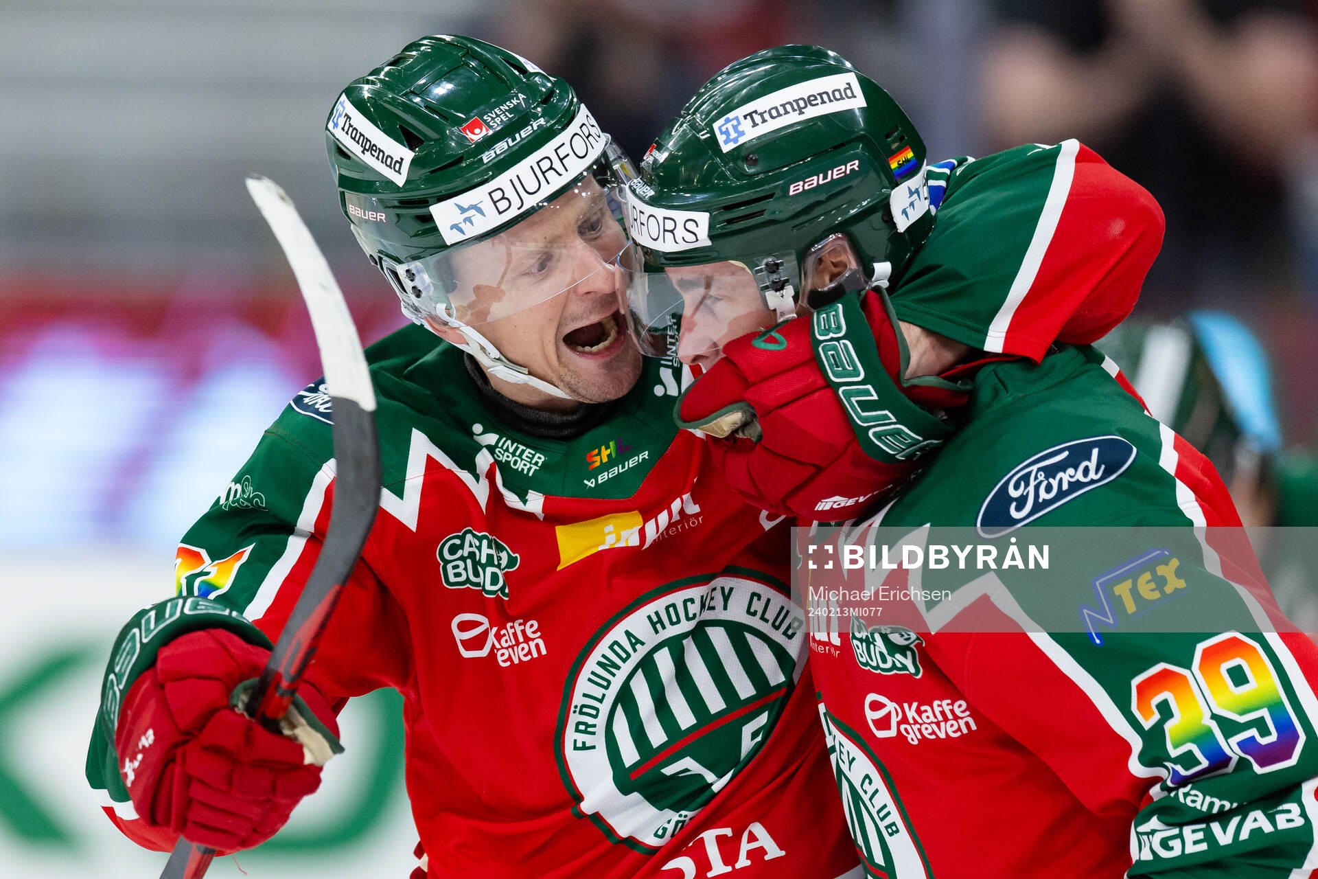 Frölundas Nicklas Lasu jublar ihop med Mikael Ruohomaa