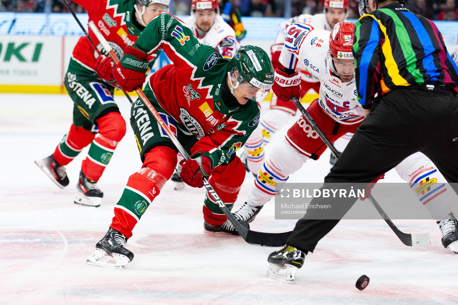 Frölundas Erik Borg tekar mot Timrås Anton Lander
