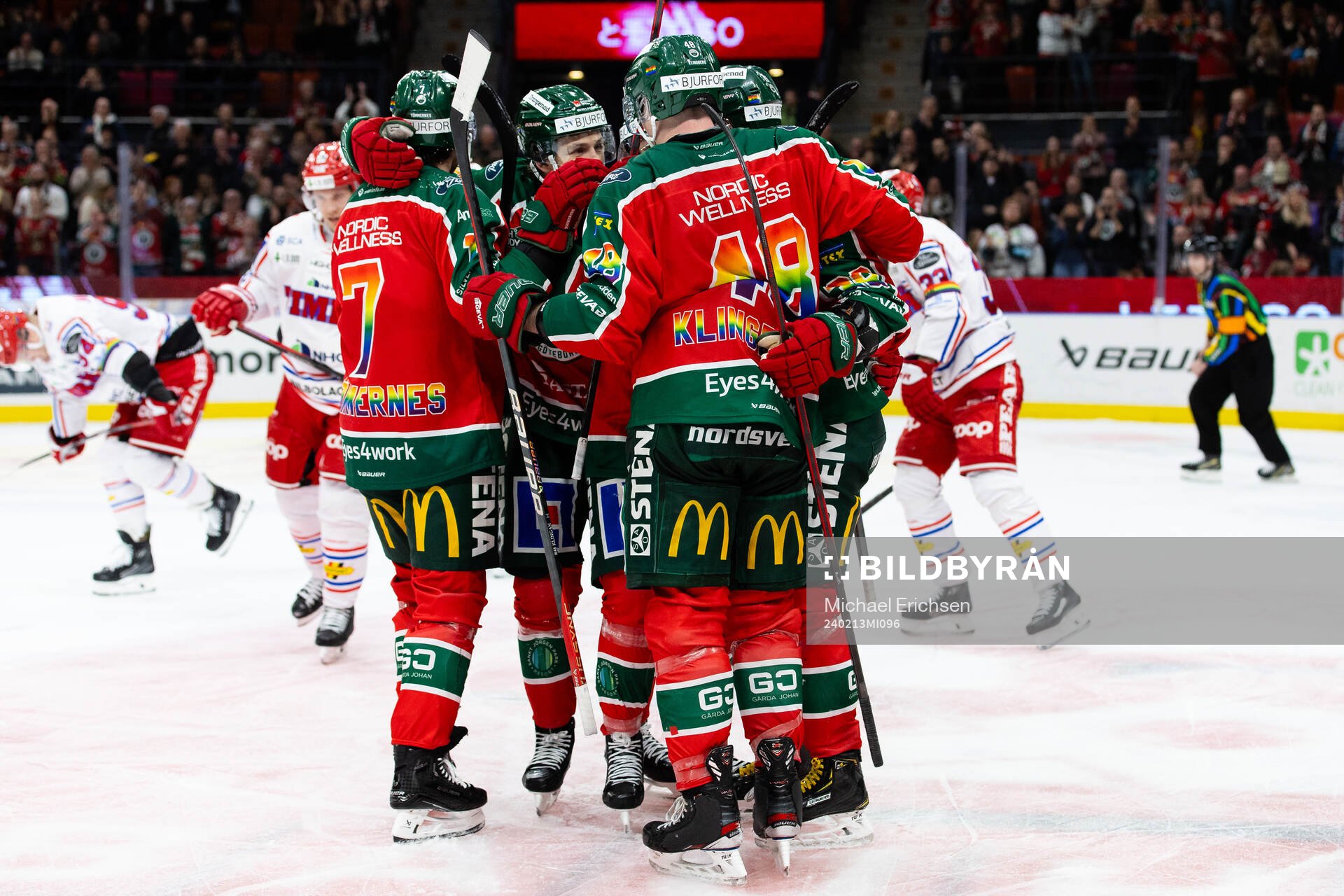 Frölundas Mikael Ruohomaa jublar med lagkamrater