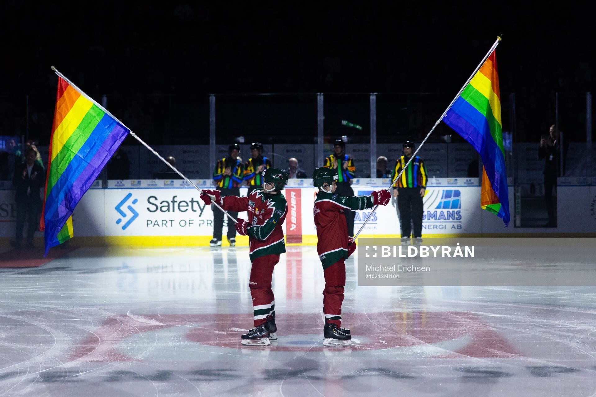 Maskotar med pride flaggor innan ishockeymatchen i SHL