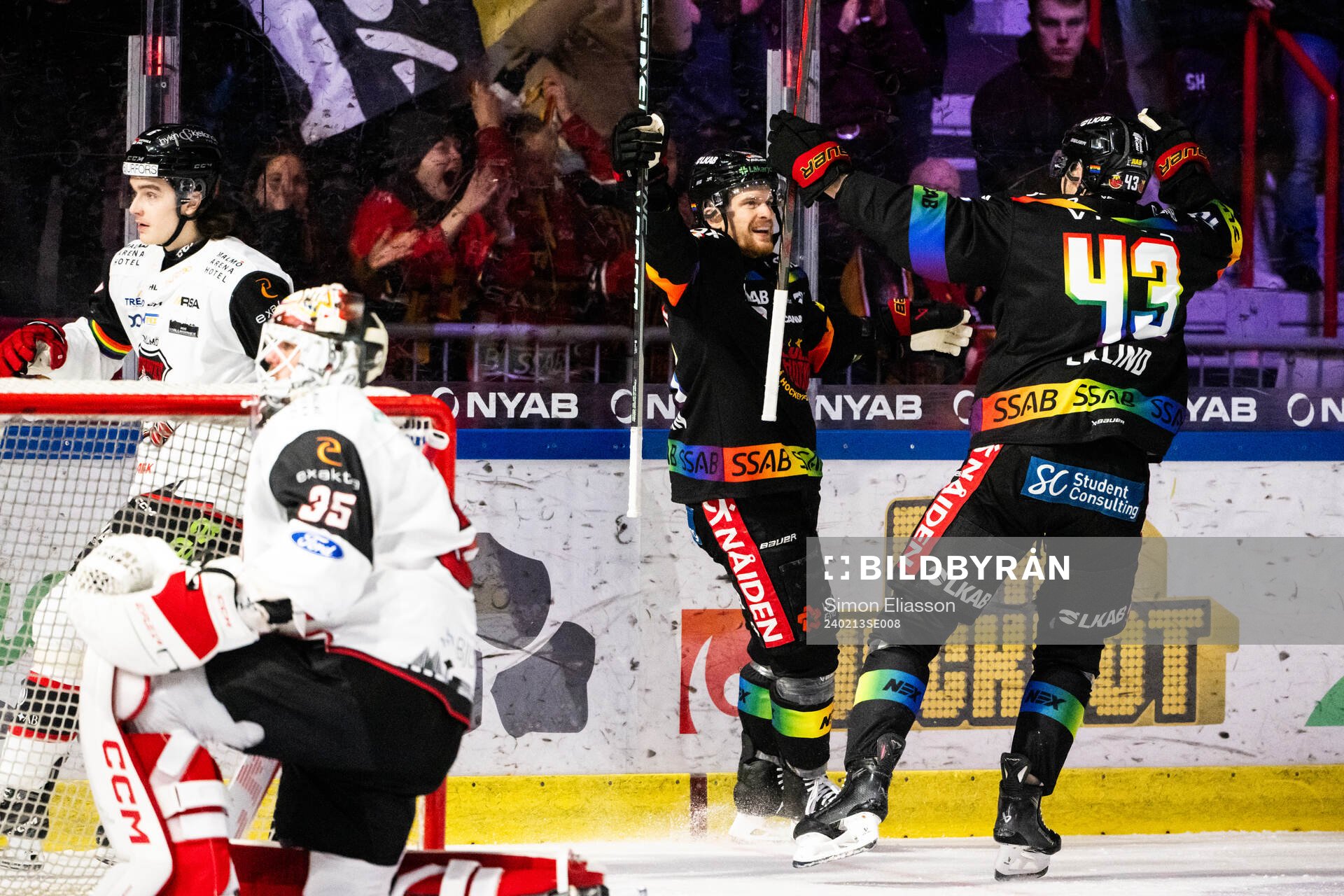 Luleås Brendan Shinnimin och Oscar Eklind jublar