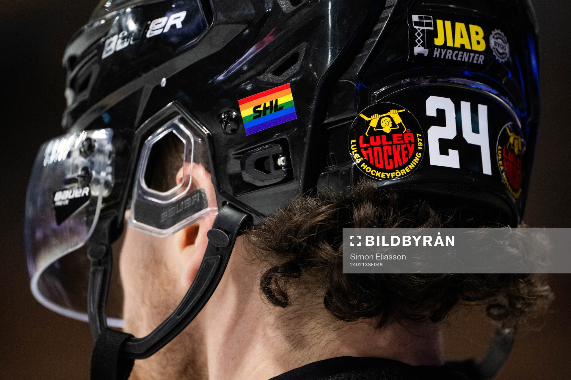 Pride-flagga på Luleås Brendan Shinnimins hjälm