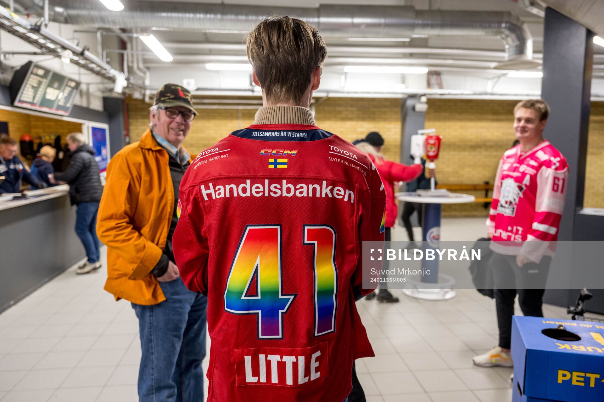 En linköpingströja med pridefärger