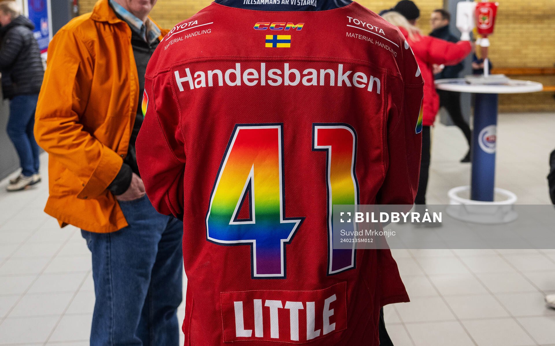 En linköpingströja med pridefärger