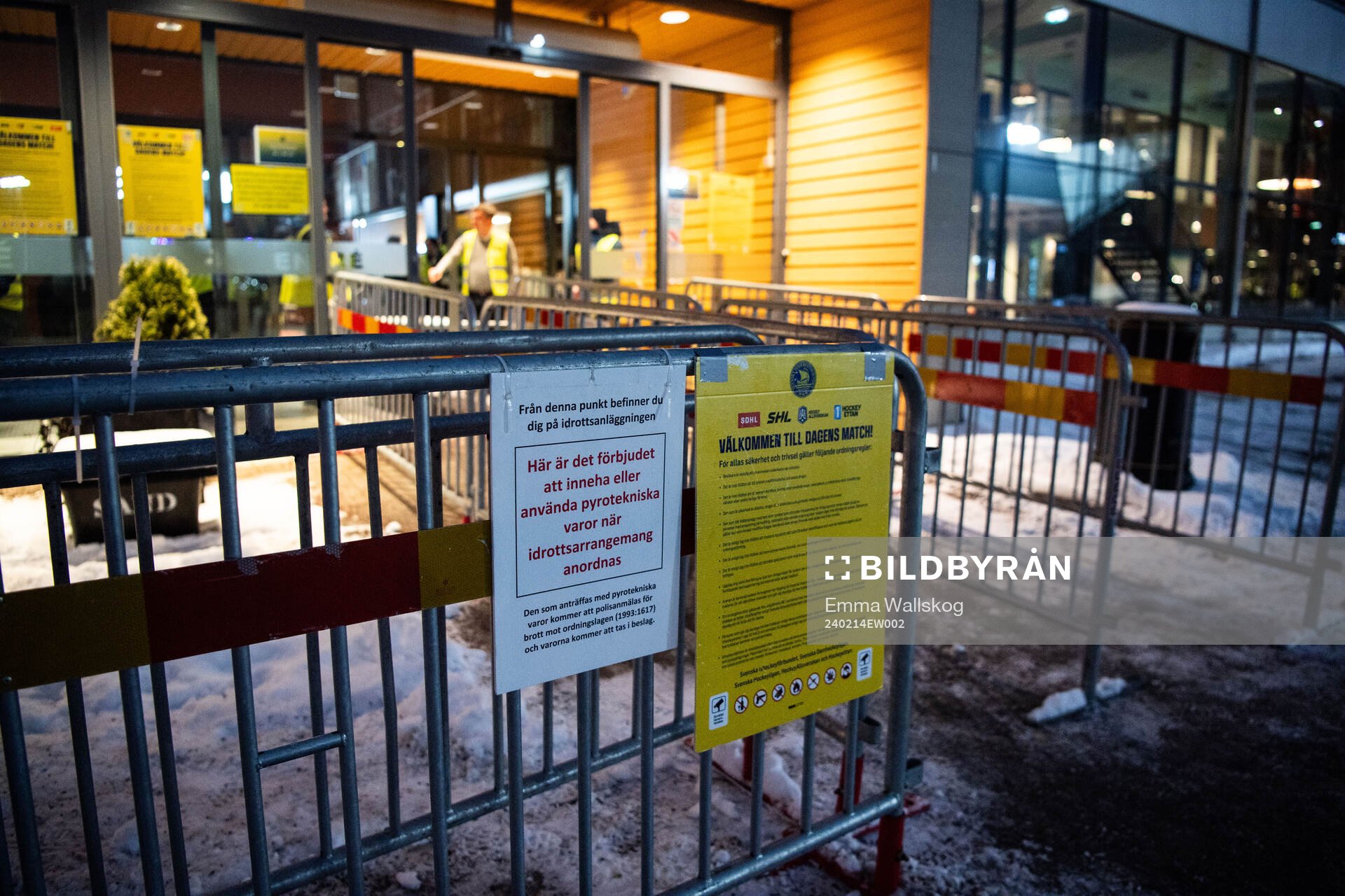 Skylt om pyroteknik utanför ABB Arena