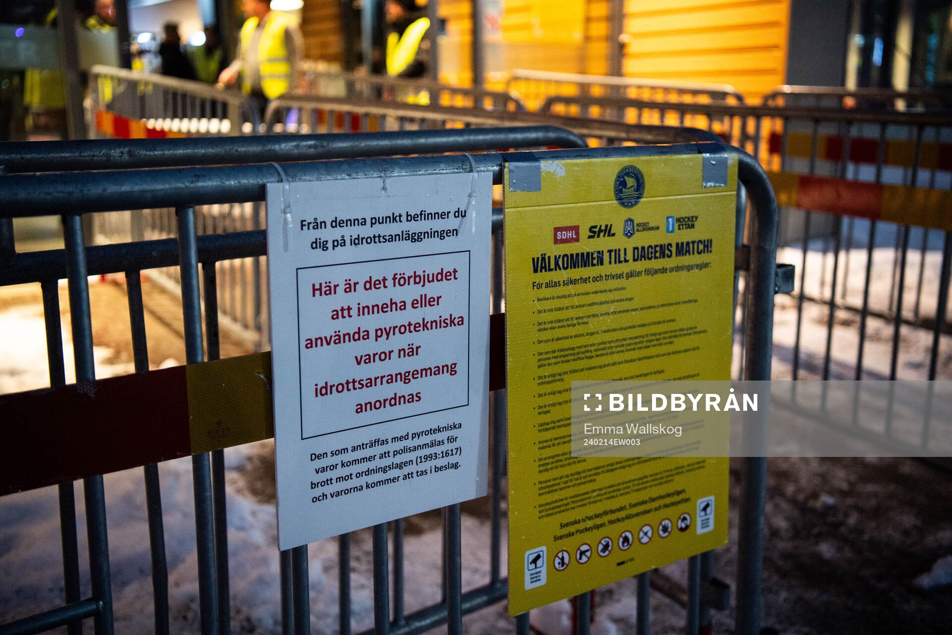 Skylt om pyroteknik utanför ABB Arena