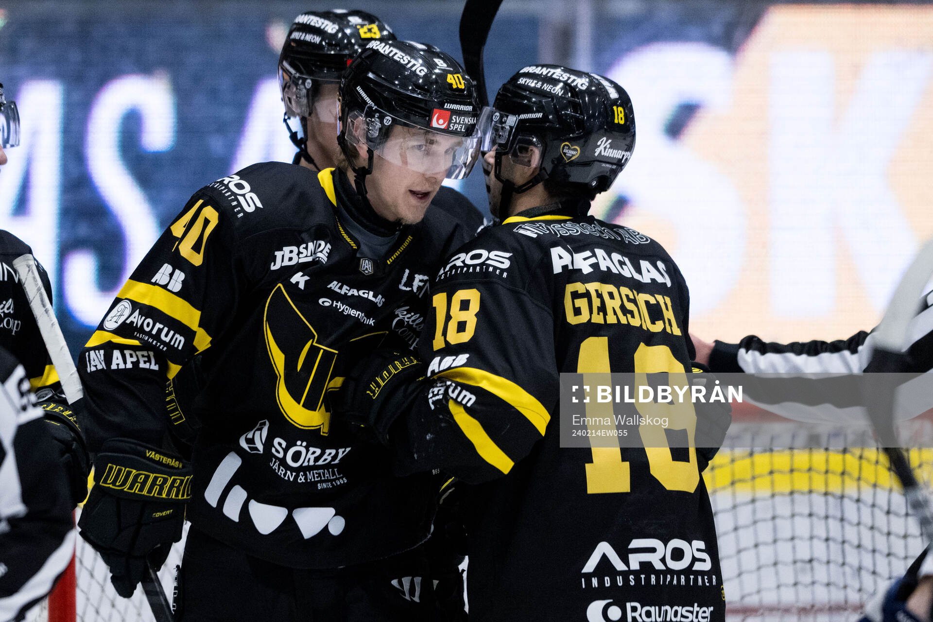 Västerås Isak Skedung jublar med lagkamrater