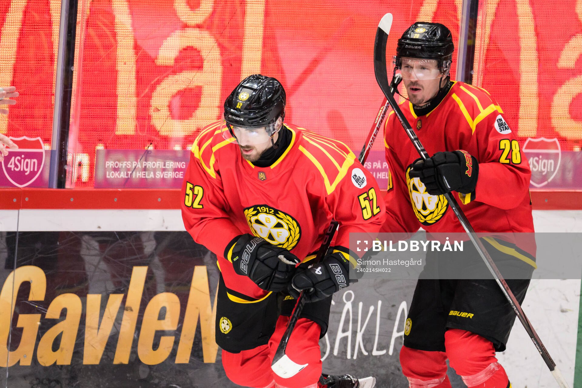 Brynäs Jack Kopacka och Johannes Kinnvall jublar