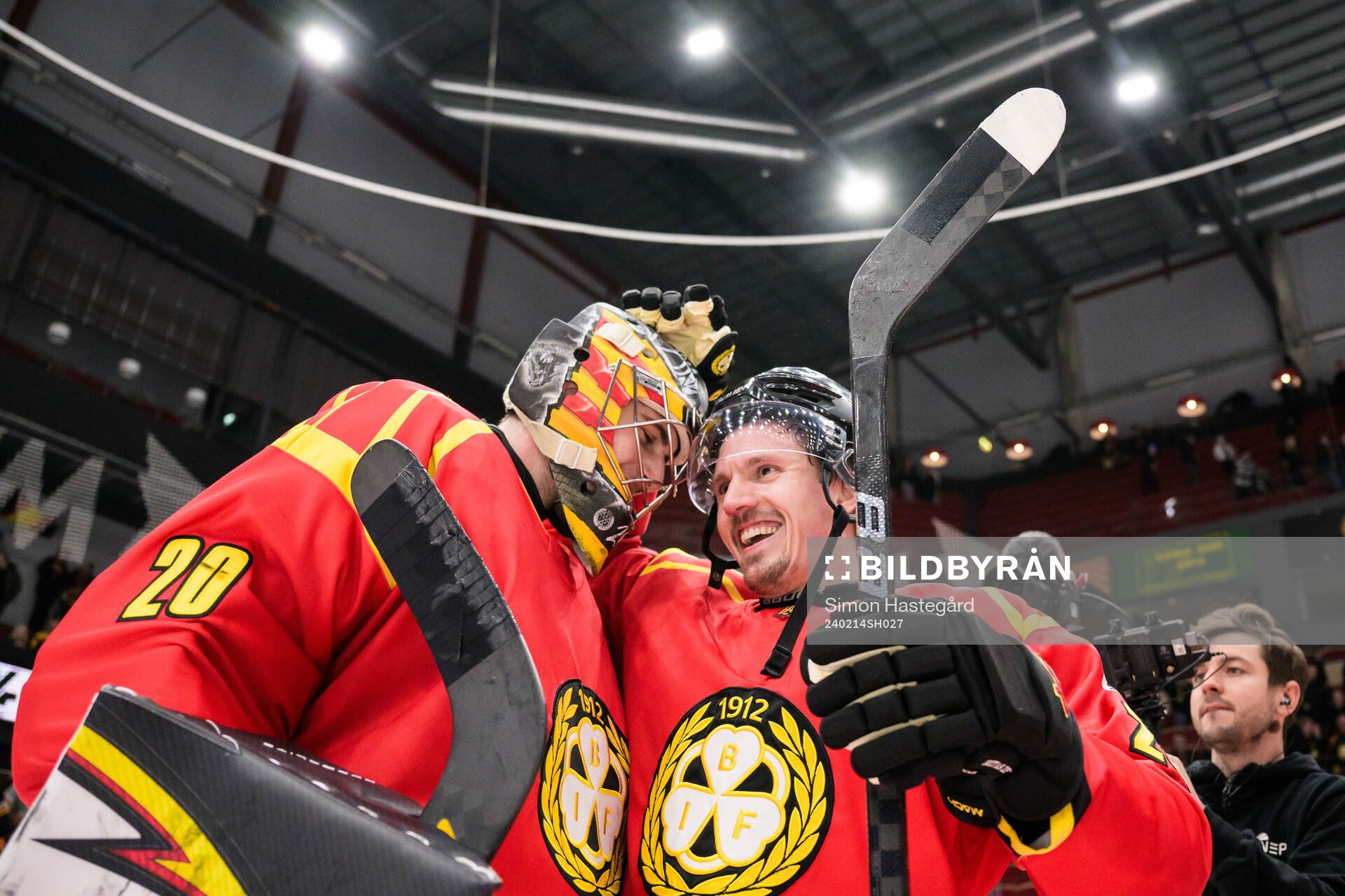 Brynäs målvakt Damian Clara och Johannes Kinnvall jublar
