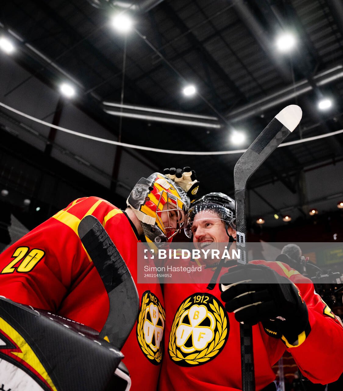 Brynäs målvakt Damian Clara och Johannes Kinnvall jublar