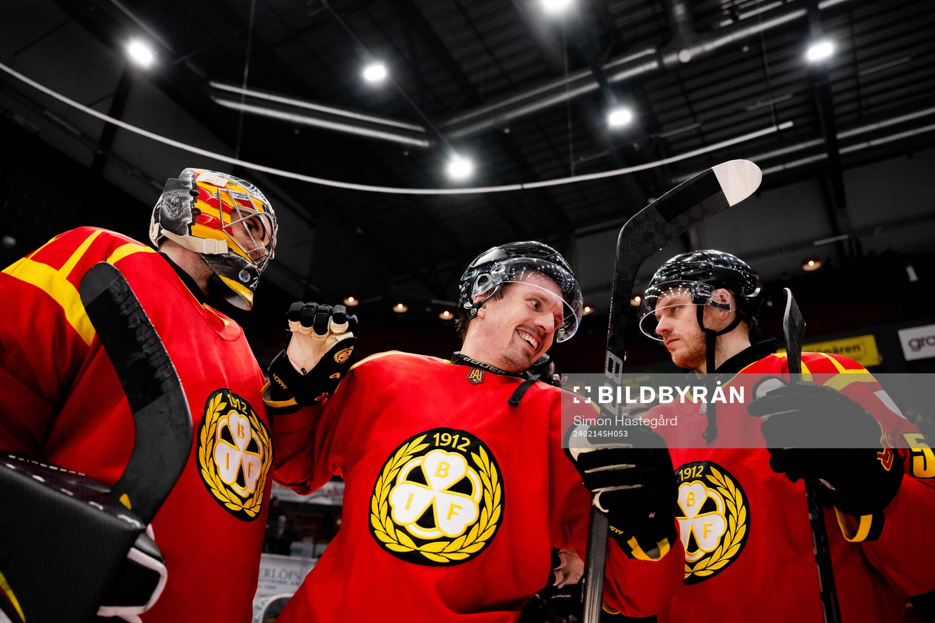 Brynäs målvakt Damian Clara och Johannes Kinnvall jublar