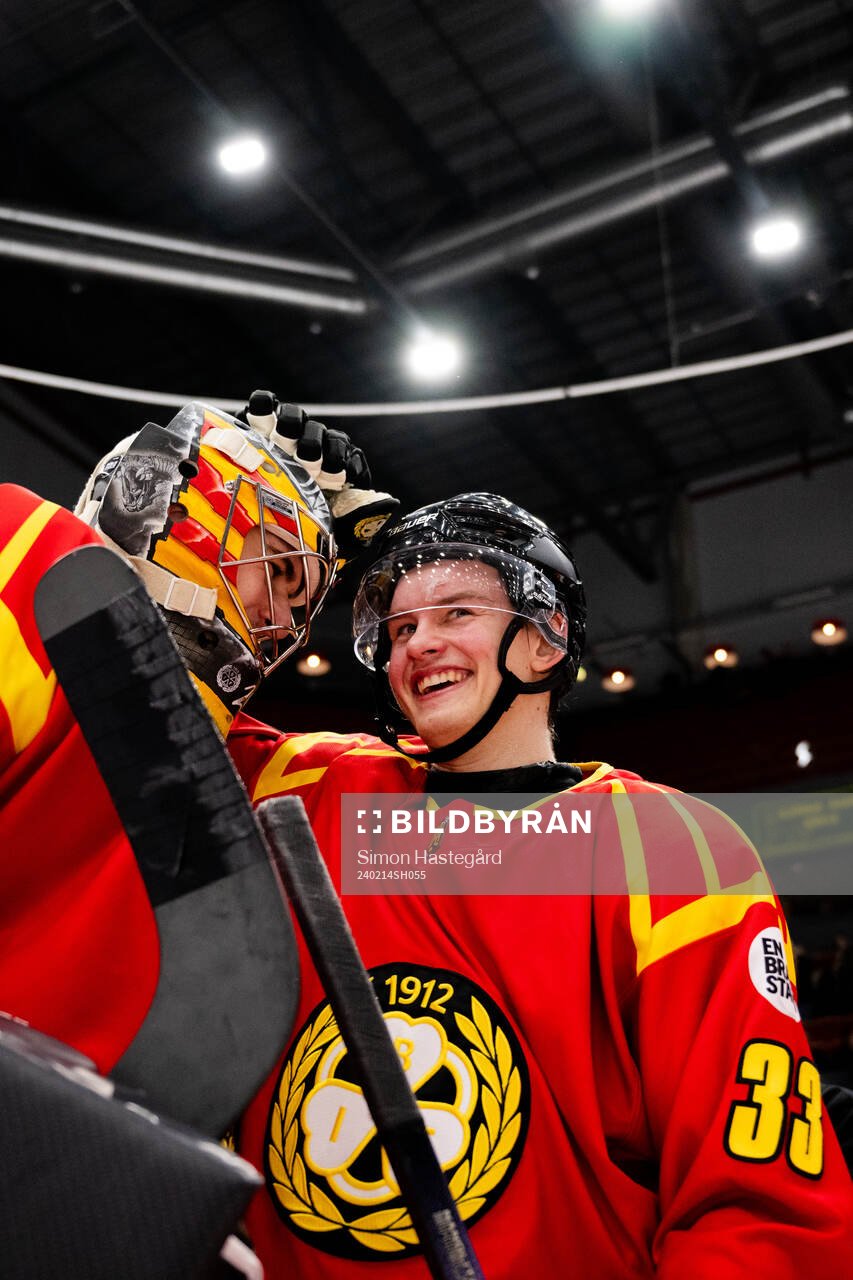 Brynäs målvakt Damian Clara och Simon Robertsson  jublar