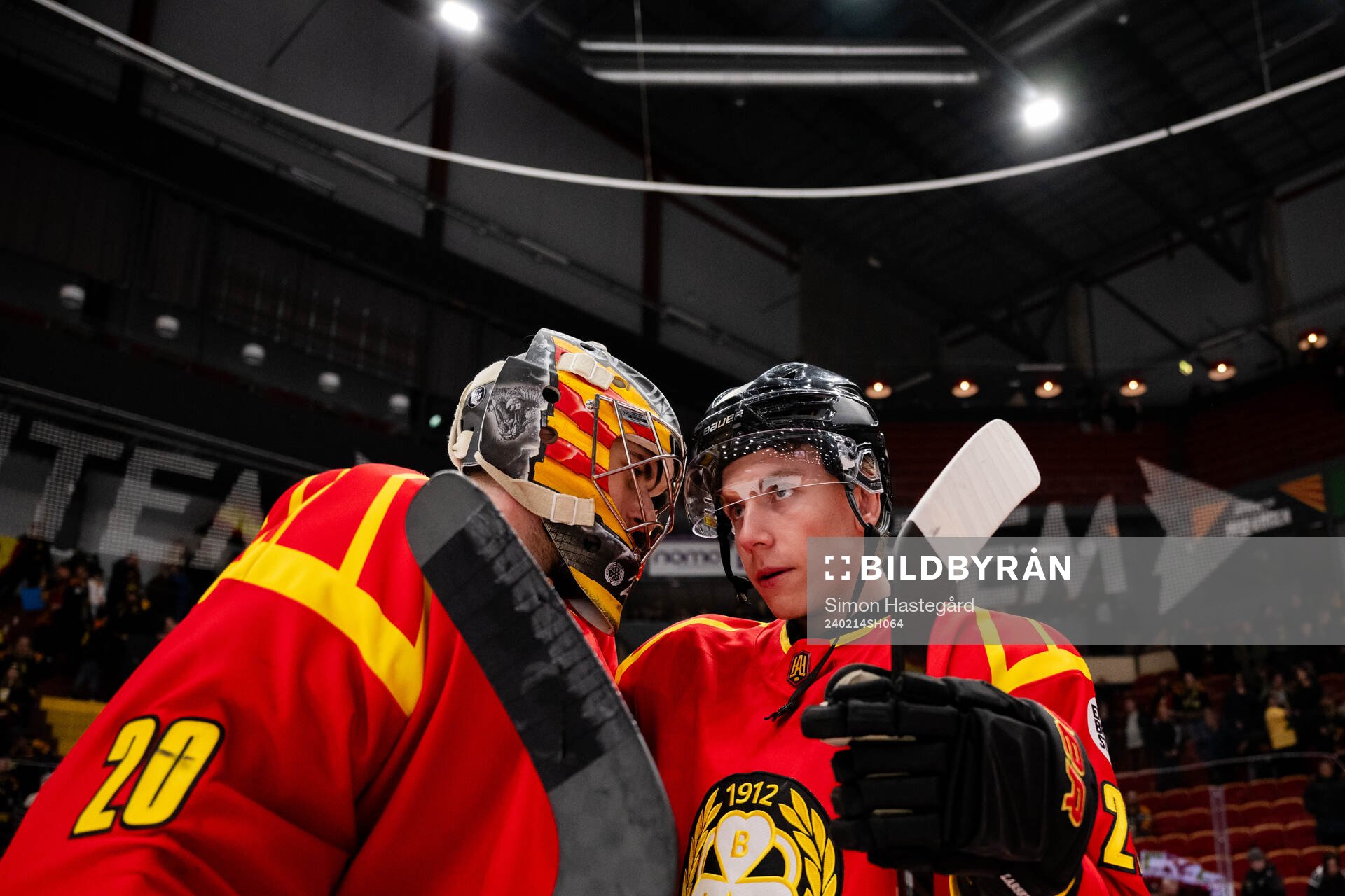 Brynäs målvakt Damian Clara och Kasper Larsen jublar