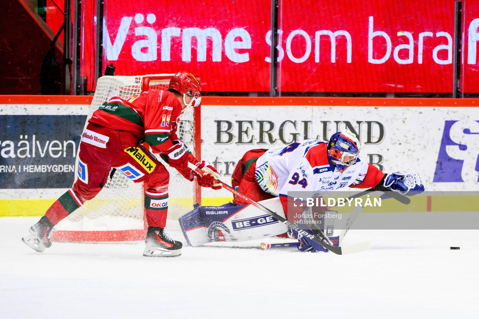 MoDos Erik Karlsson och Oskarshamns målvakt Marek Langhamer