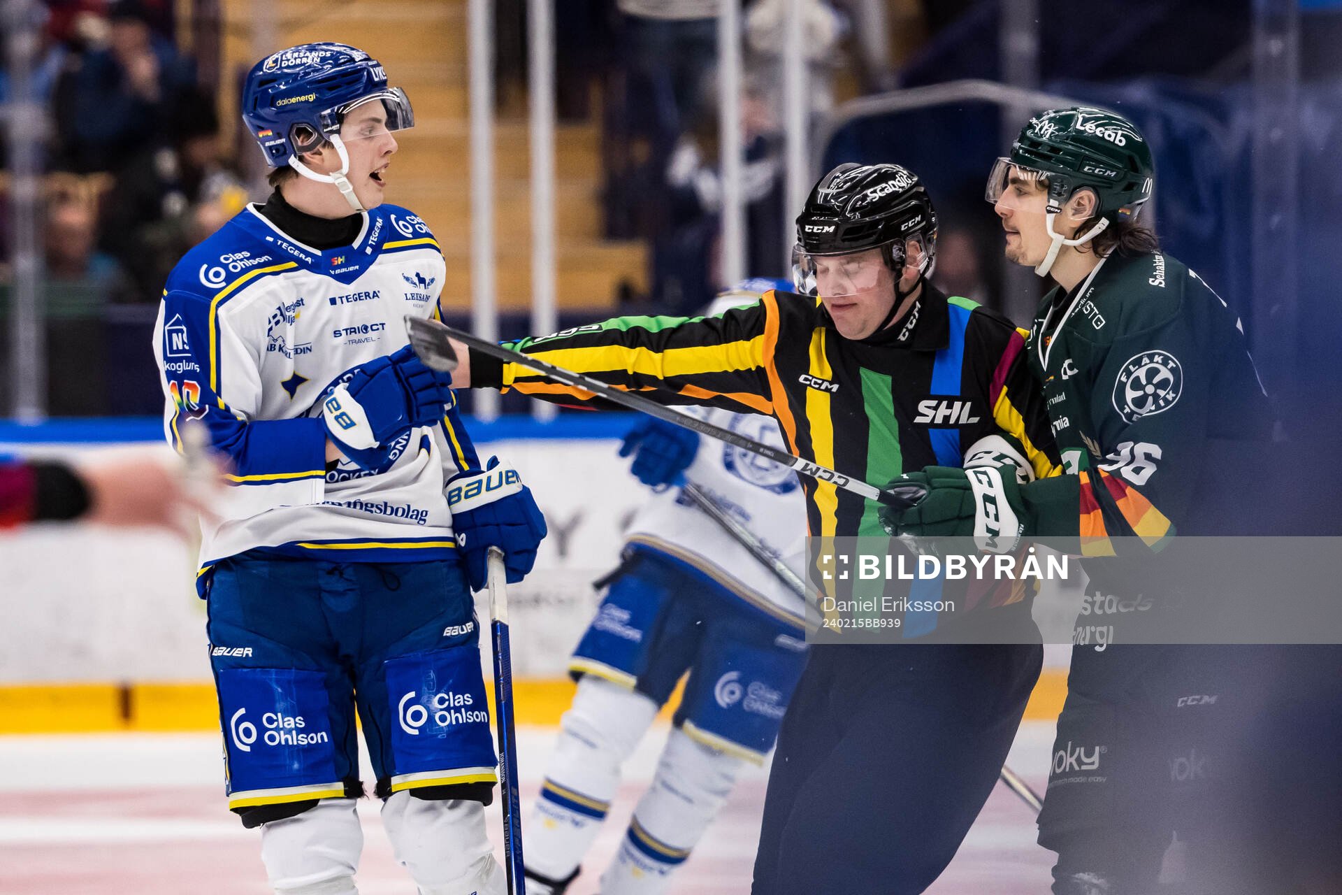 Leksands Anton Johansson och Linjedomare Emil Yletyinen och