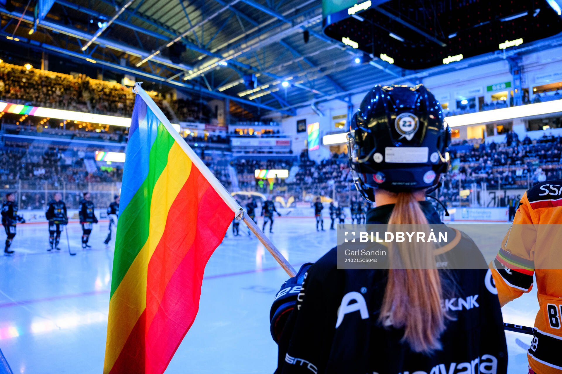 En flaggbärare med prideflagga