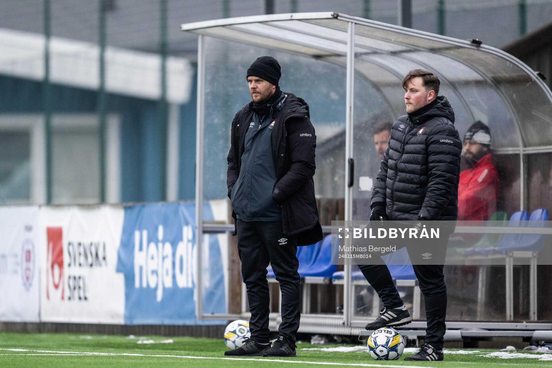 Tränare Andreas Holmberg och assisterande tränare Jesper Swedlund under en träning med Örgryte den 15 februari 2024 i Mölndal. 