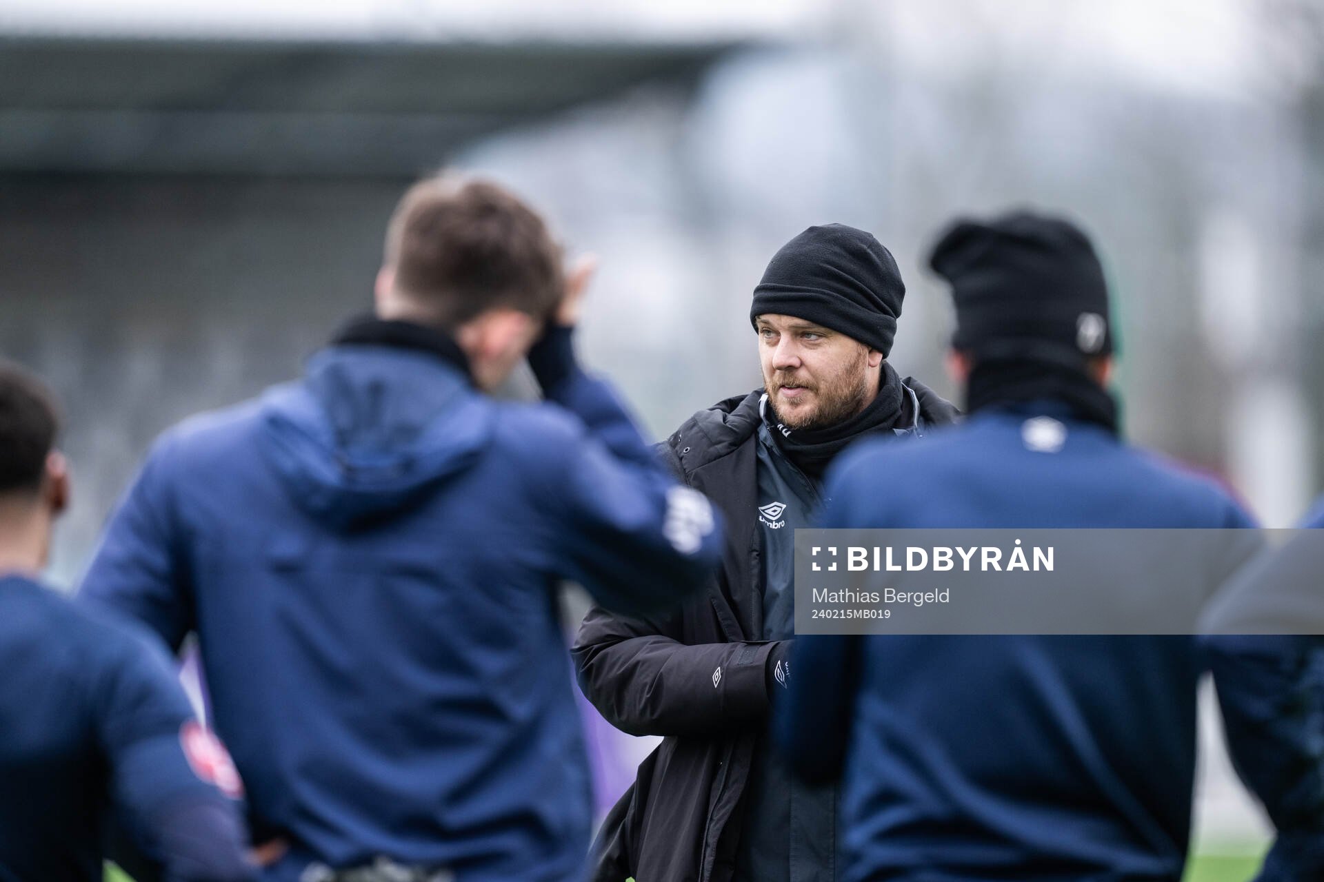 Tränare Andreas Holmberg pratar med spelarna