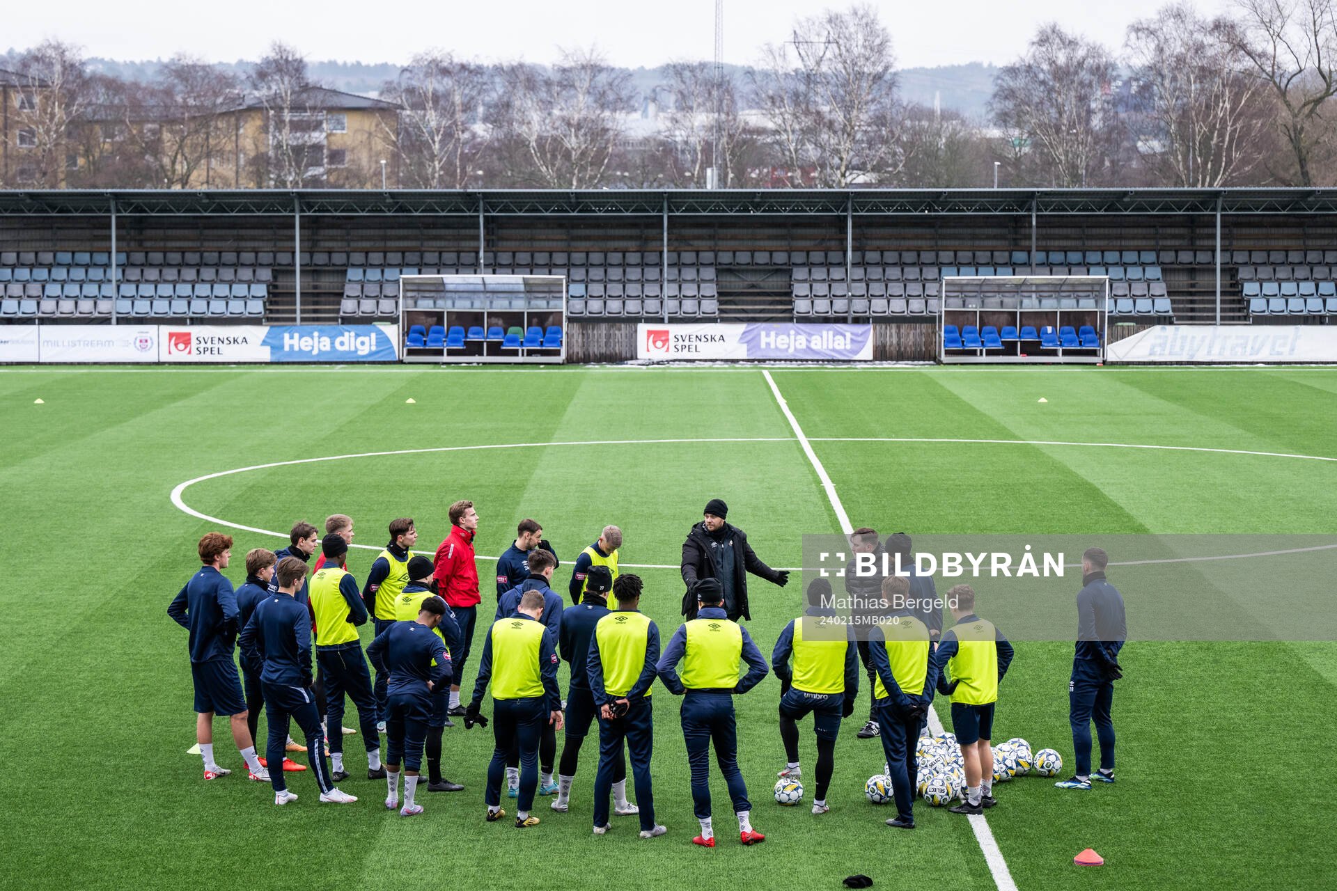 Tränare Andreas Holmberg pratar med spelarna