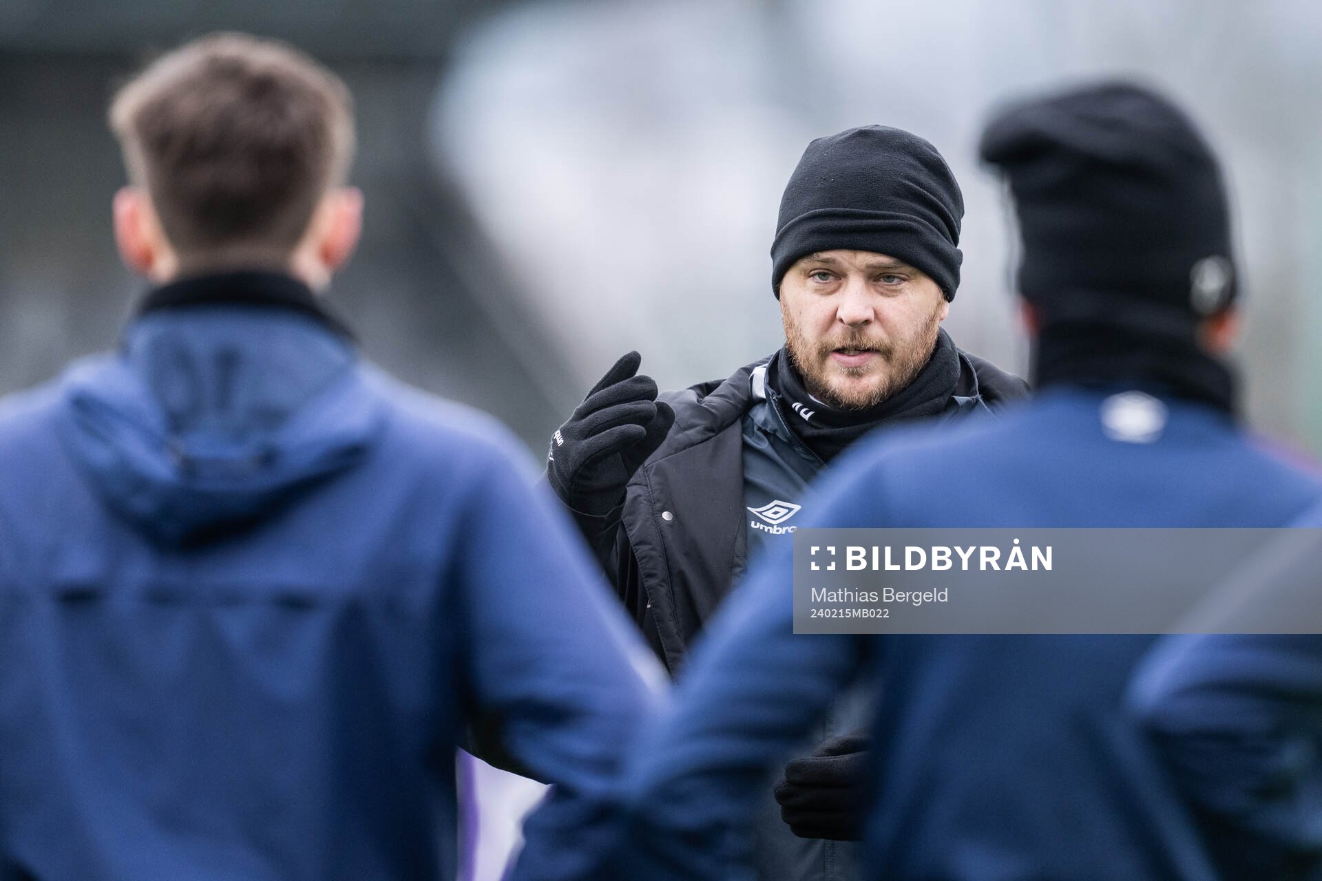 Tränare Andreas Holmberg pratar med spelarna