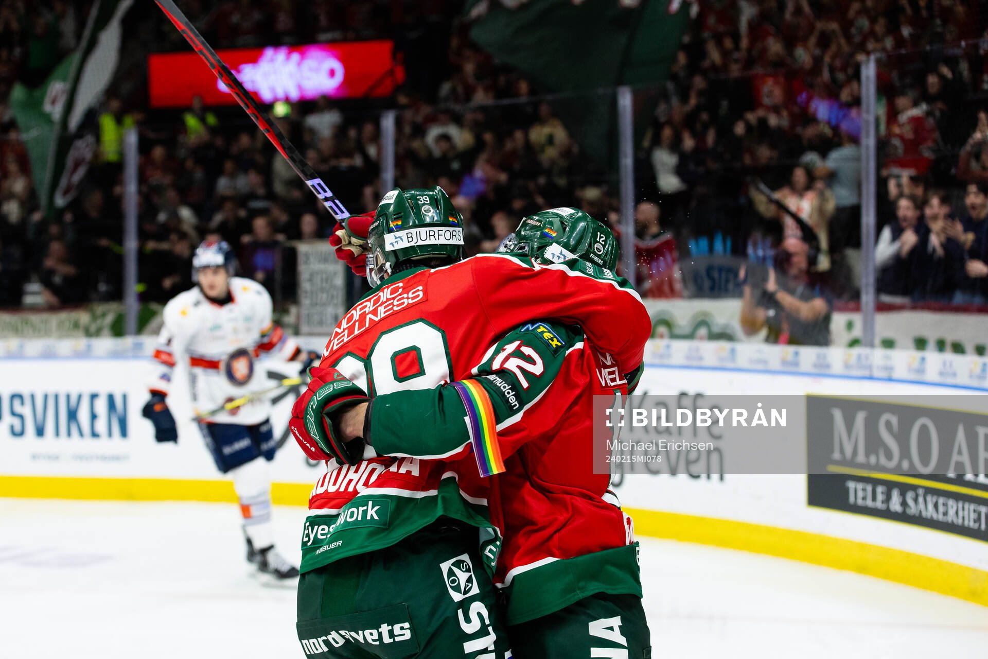 Frölundas Max Friberg jublar ihop med Mikael Ruohomaa