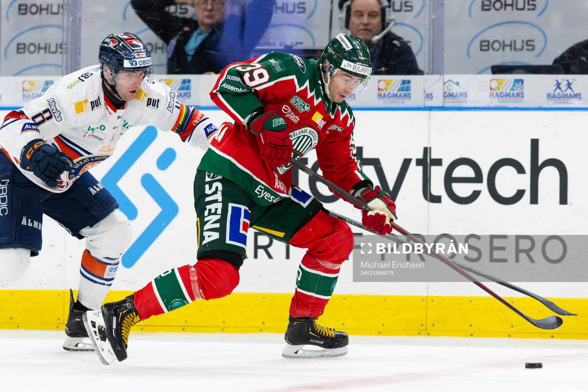 Växjös Zachary Giuttari och Frölundas Mikael Ruohomaa