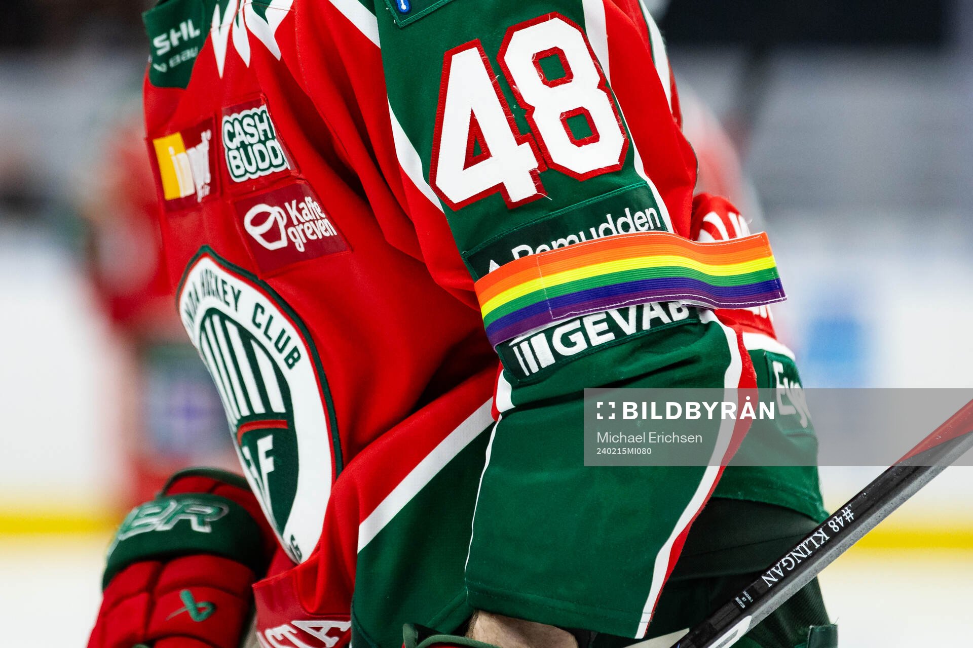 Frölundas Carl Klingberg med en pride bindel