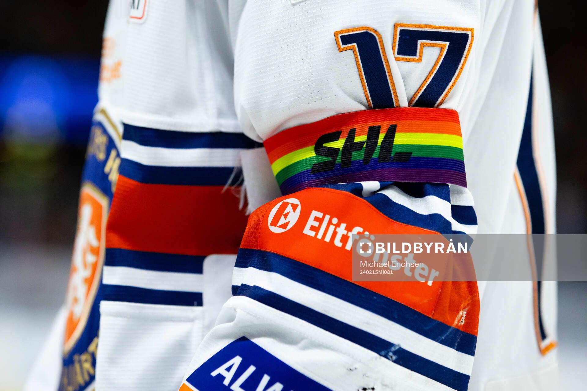 Växjös Gabriel Carlsson med en pride bindel