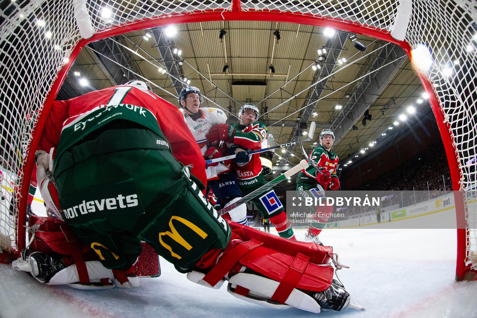 Frölundas Isac Heens och Christian Folin försvarar