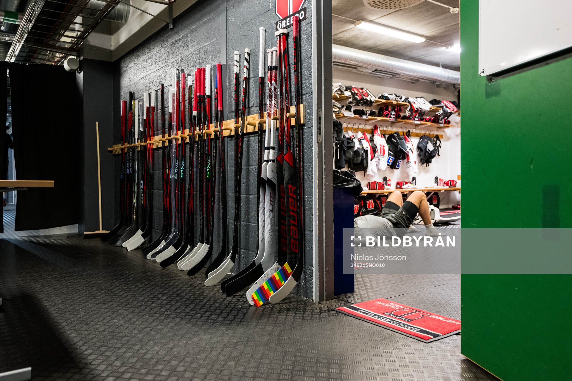 Ishockey klubbor med pride tejp