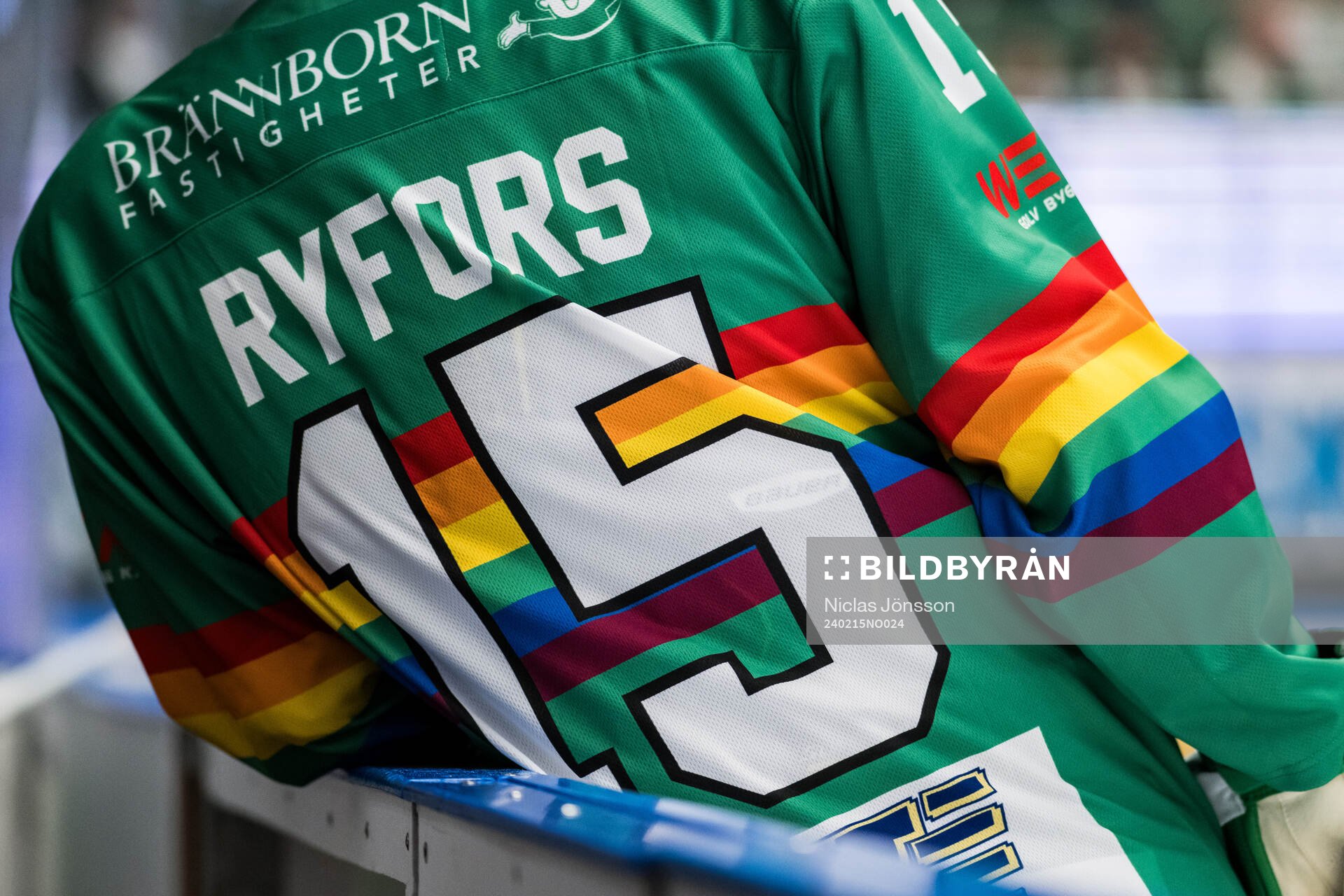 Rögles Simon Ryfors tröja med pride på