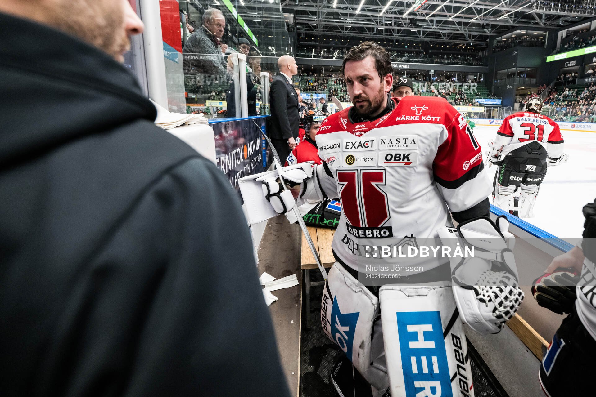 Örebros Jhonas Enroth lämnar isen med en skada