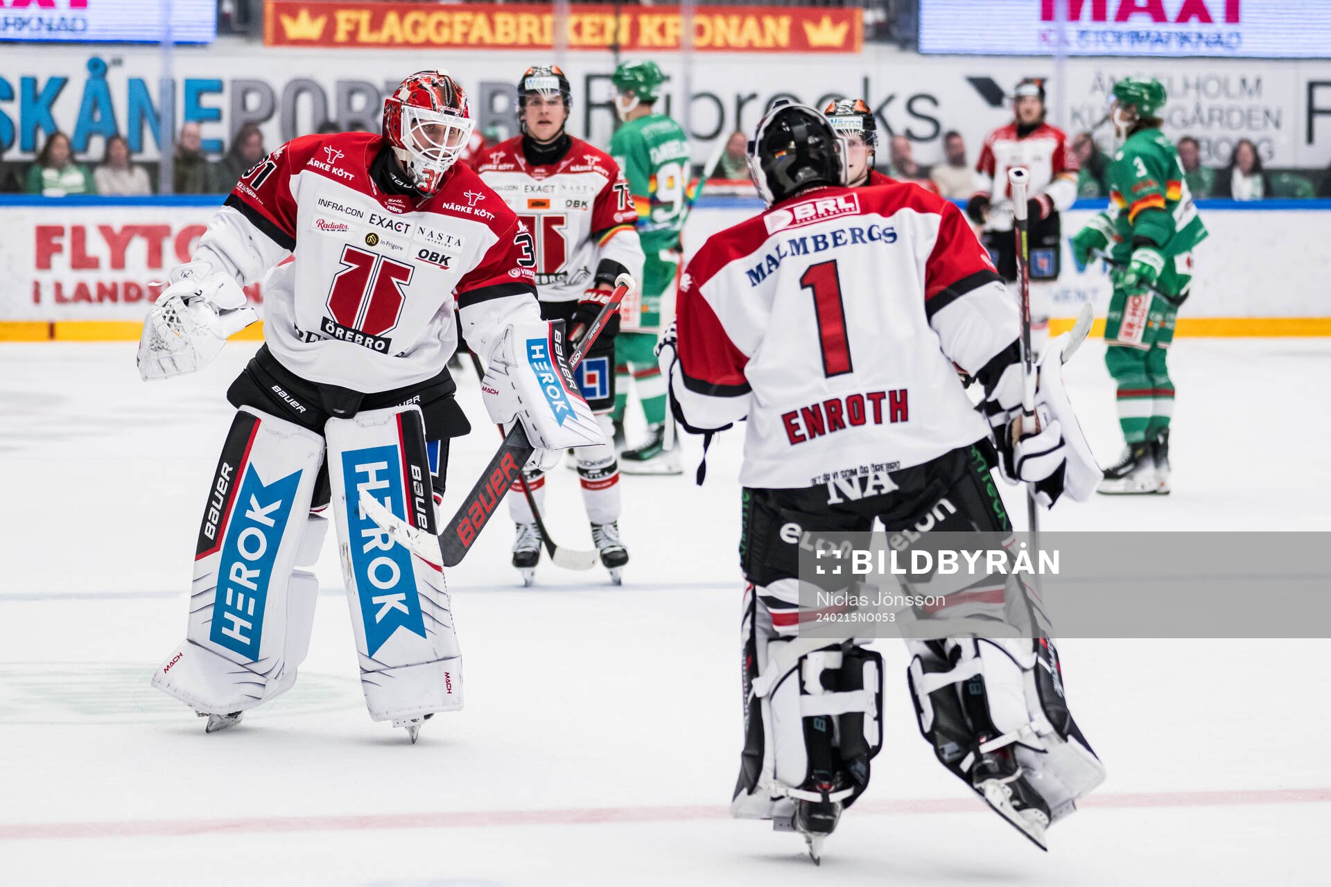 Örebros Glenn Gustafsson och målvakt Jhonas Enroth