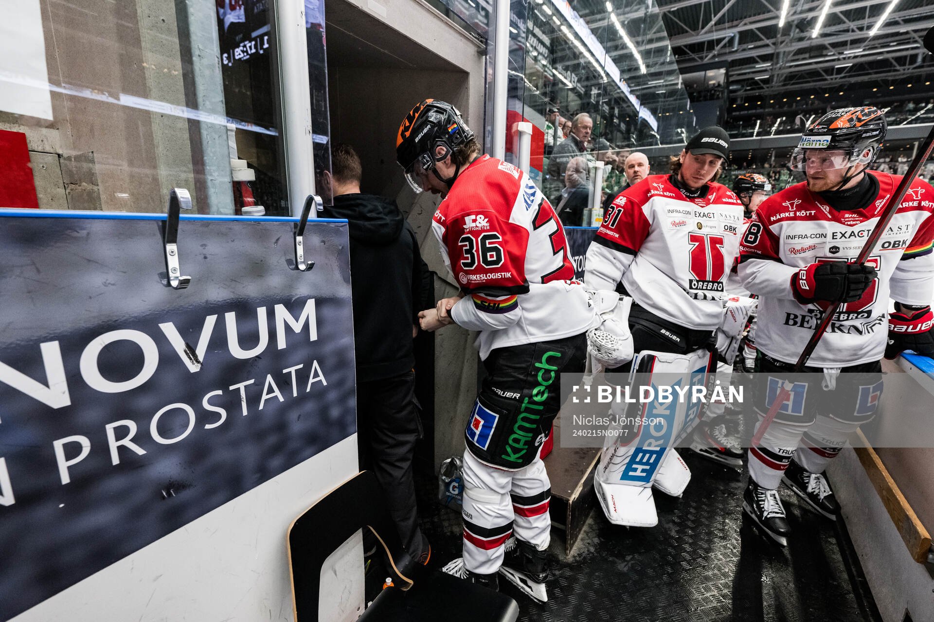 Örebros Emil Larsson lämnar med en skada