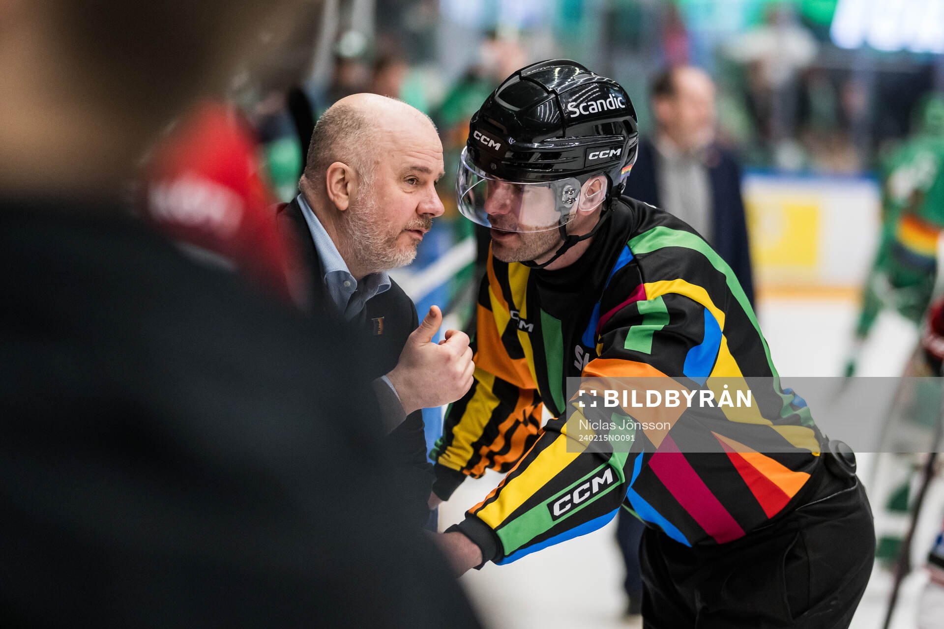 Örebros assisterande tränare Stefan Nyman pratar med
