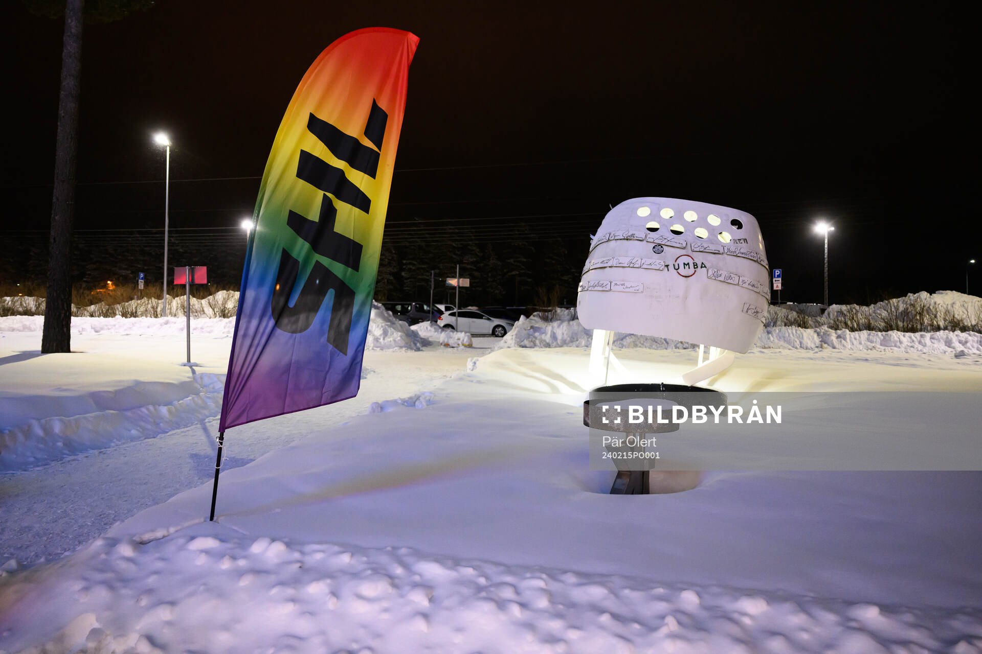 Prideflagga utanför arenan