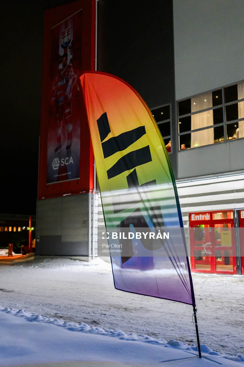 Prideflagga utanför arenan