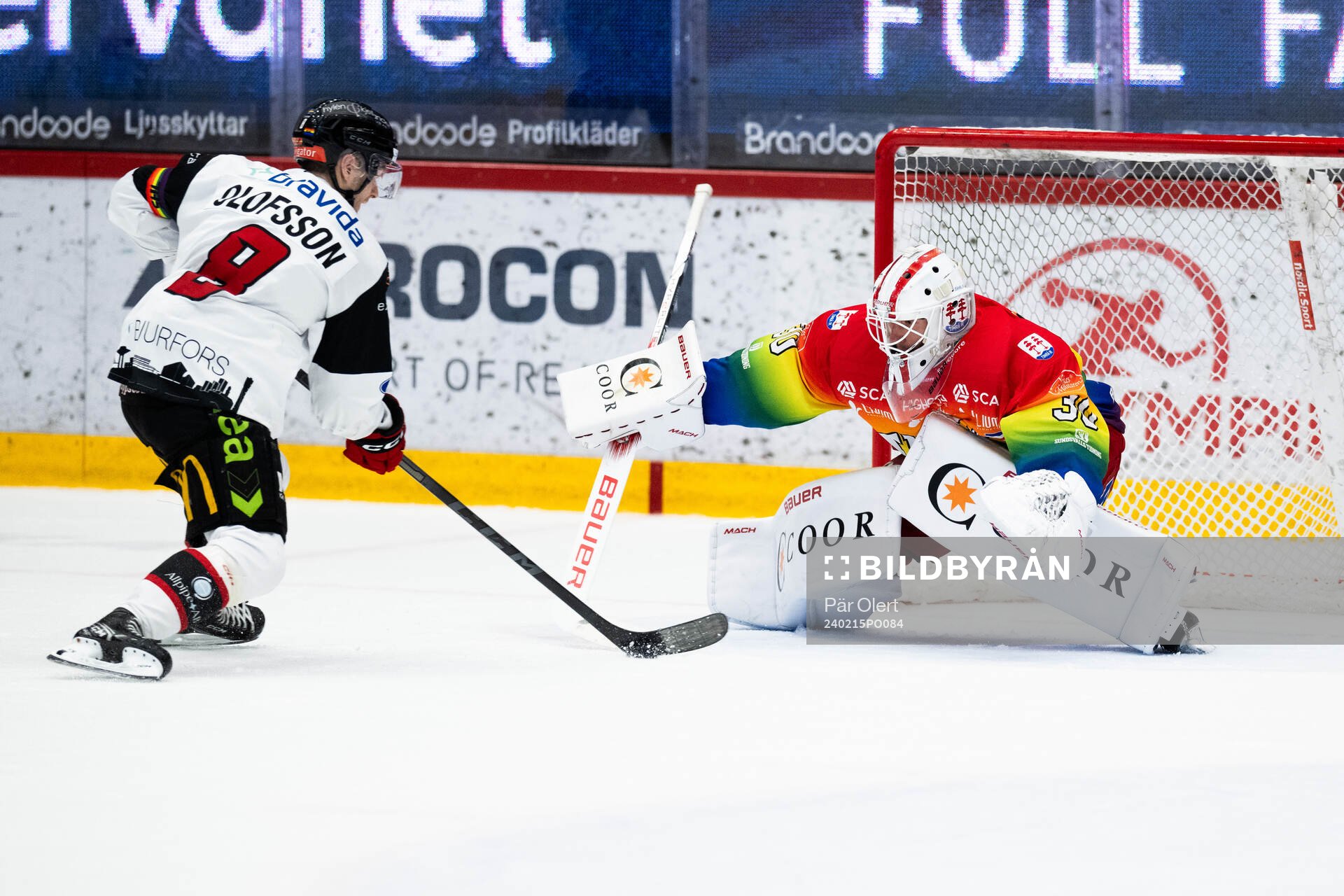Malmö Redhawks Johan Olofsson och Timrås målvakt Jacob