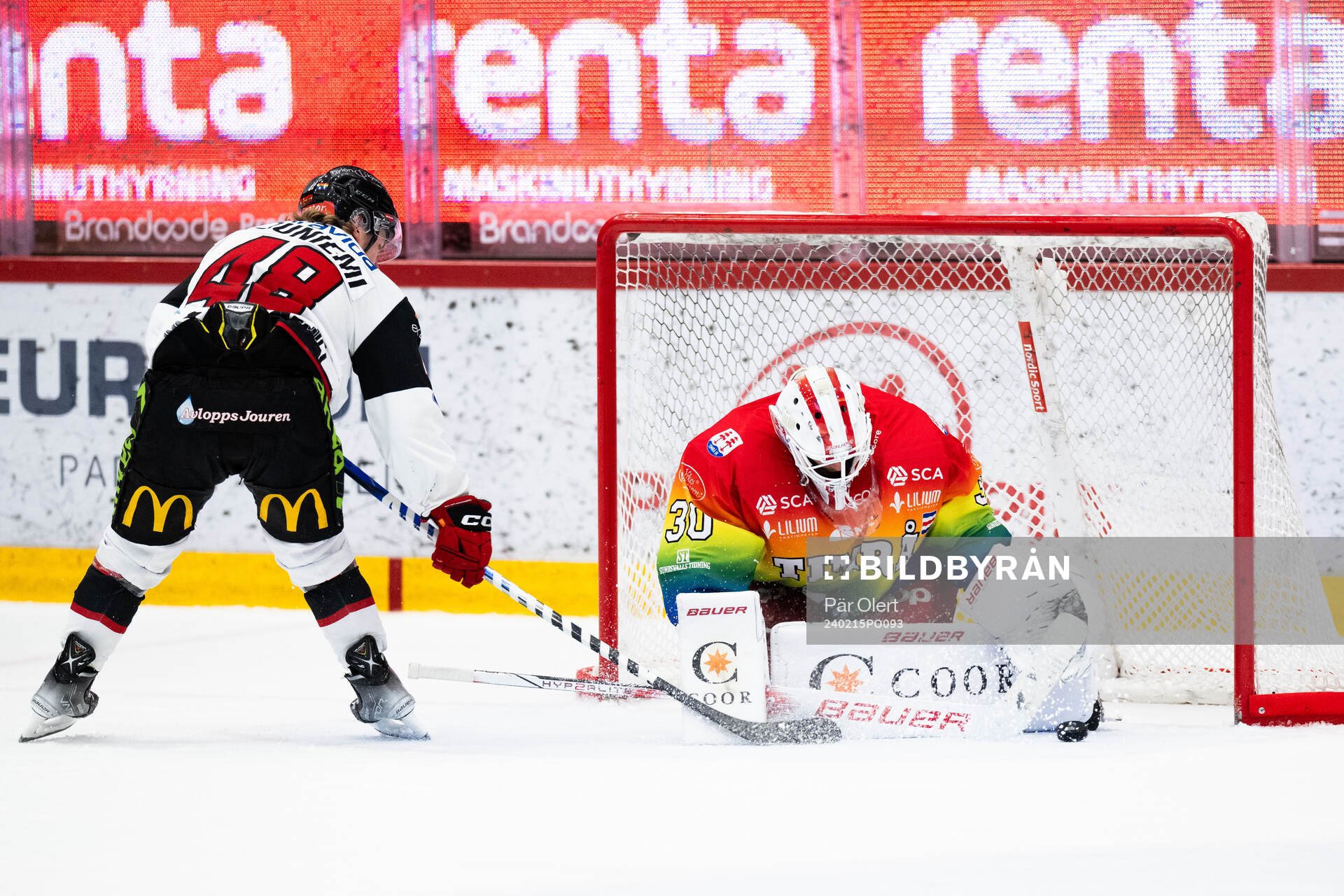 Malmö Redhawks Lauri Pajuniemi och Timrås målvakt Jacob