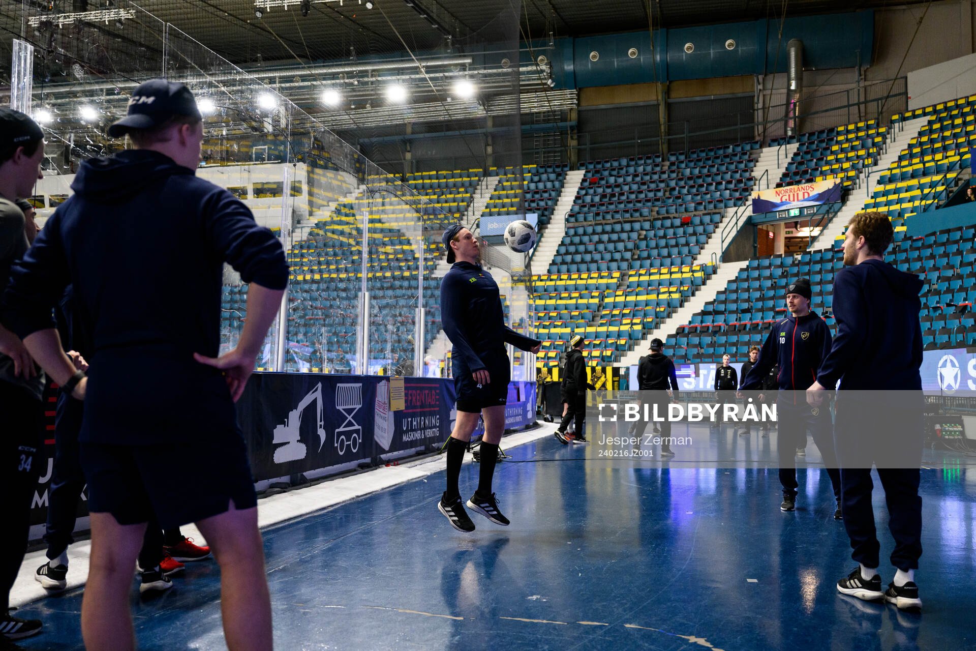 Djurgårdens Edvin Hammarlund värmer upp