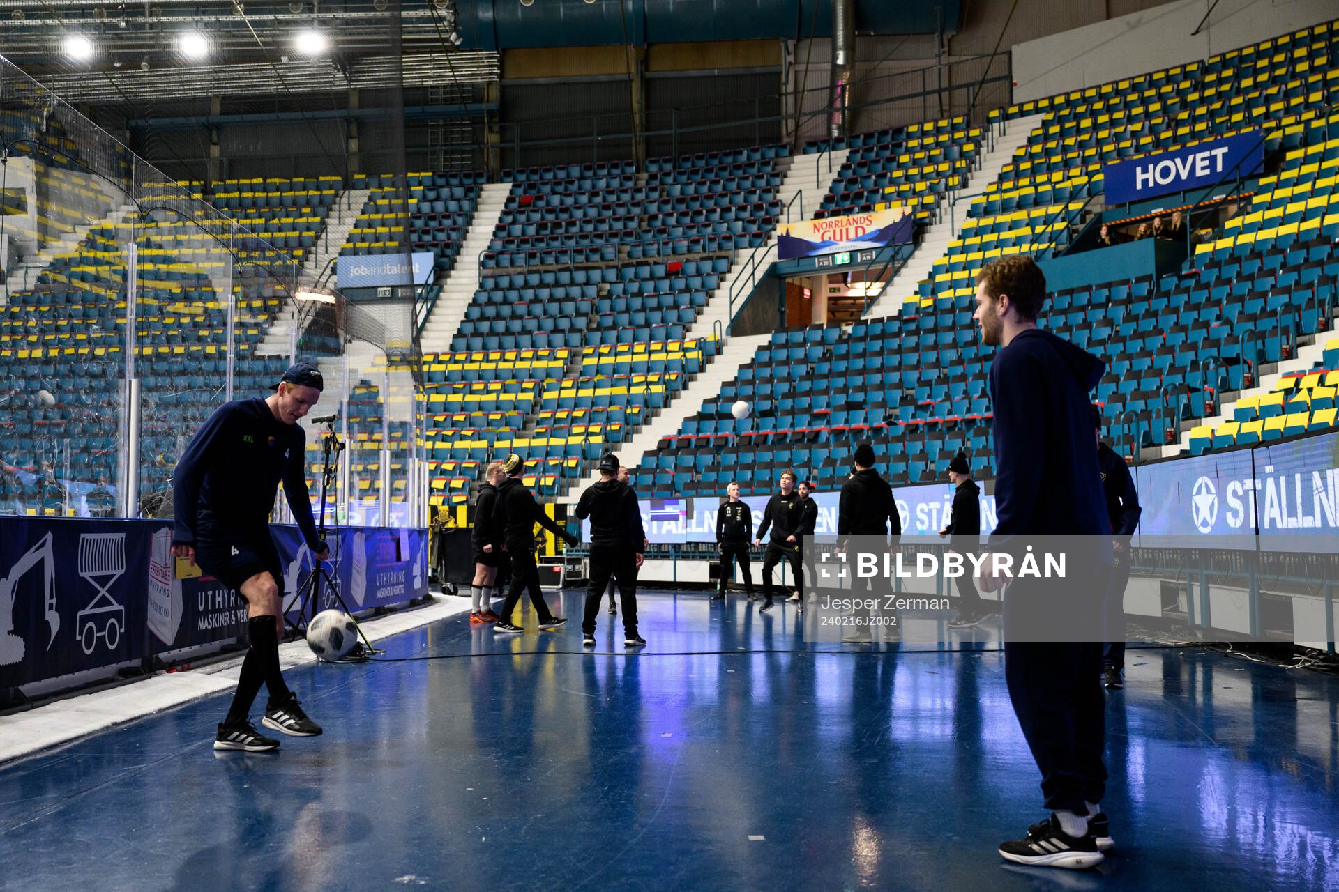 Djurgårdens Edvin Hammarlund värmer upp