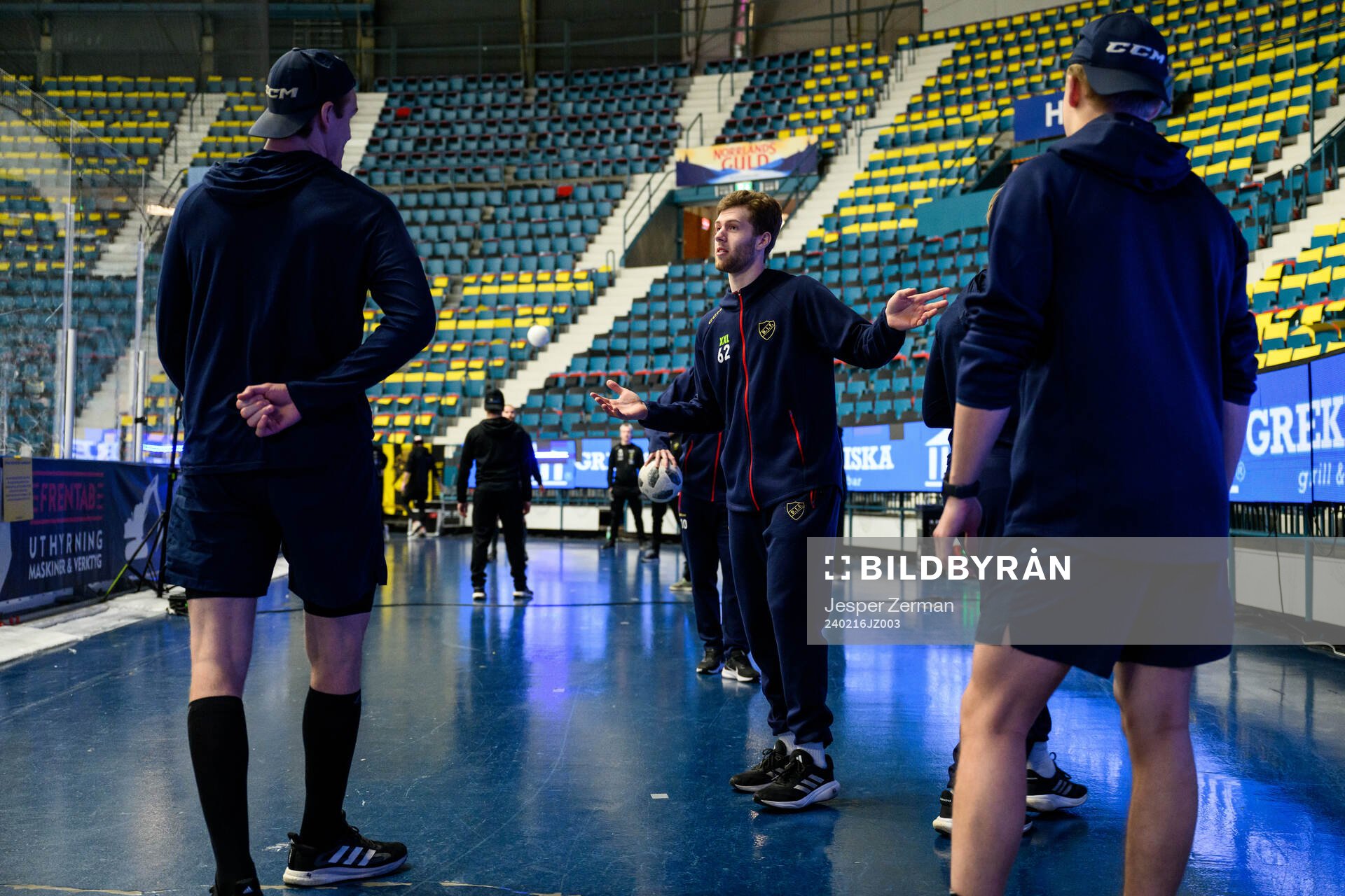 Djurgårdens Wiktor Nilsson värmer upp