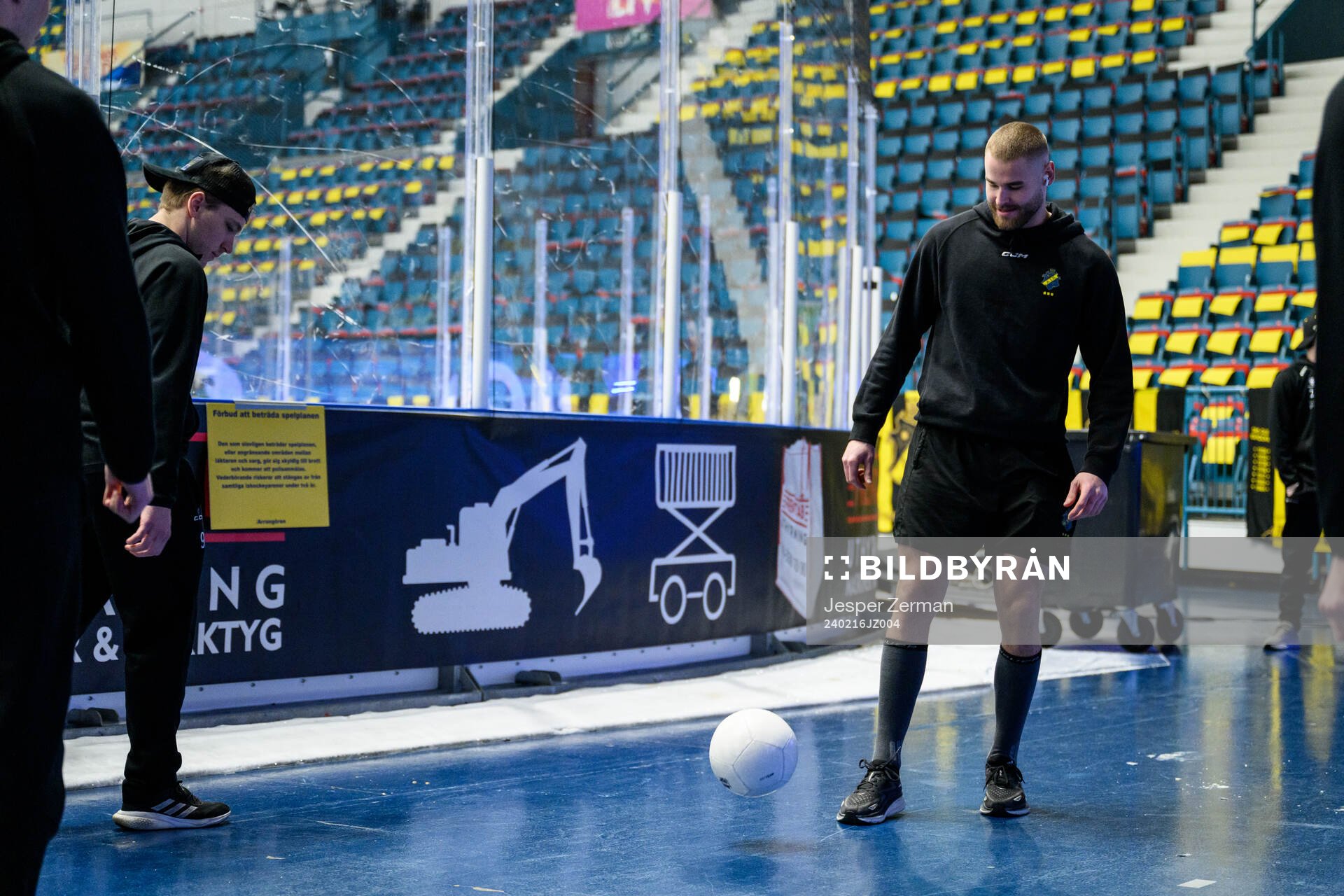 s Hampus Falk värmer upp